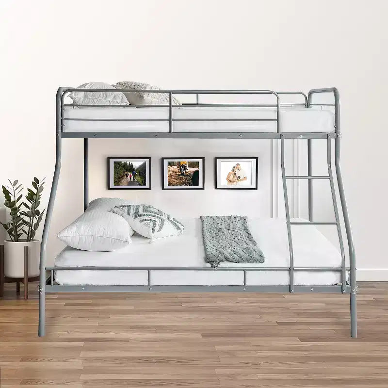 Letto a castello interamente in metallo, basso e con design di sicurezza, dotato di sponde, scala inclinata e spazio contenitivo sotto il letto