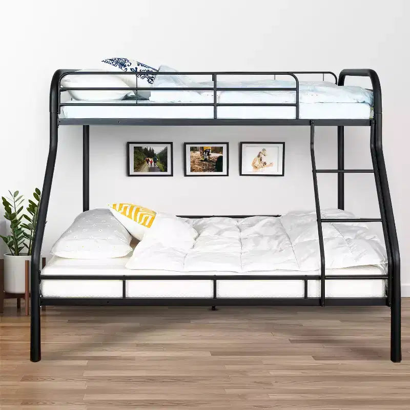 Letto a castello interamente in metallo, basso e con design di sicurezza, dotato di sponde, scala inclinata e spazio contenitivo sotto il letto