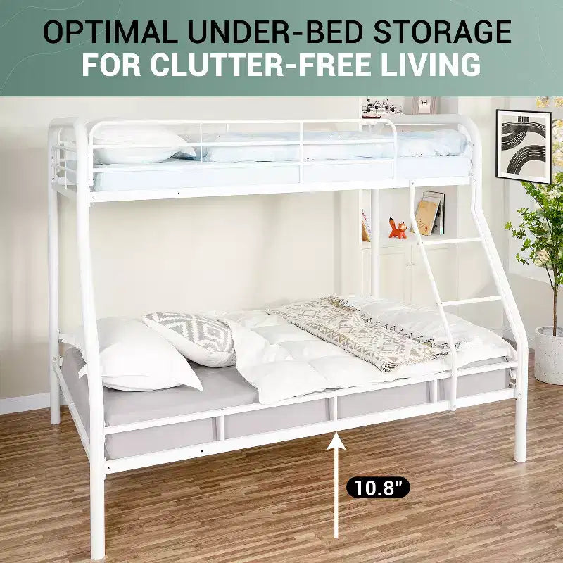 Letto a castello interamente in metallo, basso e con design di sicurezza, dotato di sponde, scala inclinata e spazio contenitivo sotto il letto