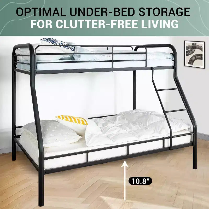 Letto a castello interamente in metallo, basso e con design di sicurezza, dotato di sponde, scala inclinata e spazio contenitivo sotto il letto
