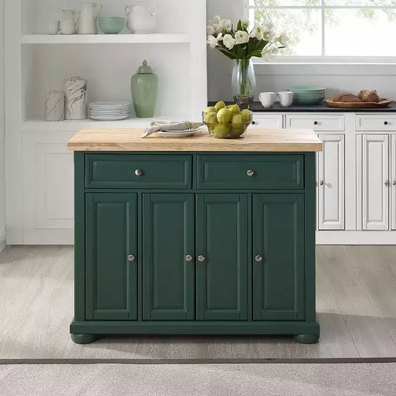 Isola da cucina verde con ruote, piano in legno naturale, cassetti e armadietti contenitori