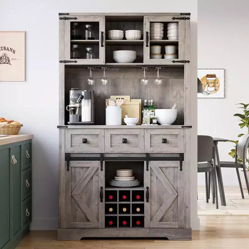 Credenza da bar farmhouse da 72 con anta scorrevole stile fienile, mobile alto da cucina con alzata contenitore e 3 cassetti